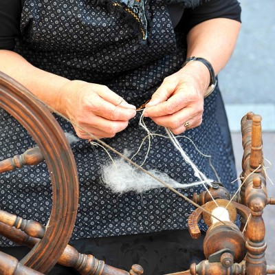 Handarbeiten - Spinnen, Häkeln, Stricken
